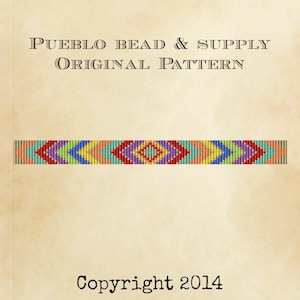 Könnte beinhalten: Ein farbenfrohes Perlenmuster mit geometrischem Design. Das Muster ist mit "Pueblo Bead & Supply Original Pattern" und "Copyright 2014" beschriftet.