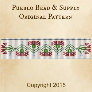Puede incluir: Un patrón de cuentas con un diseño repetitivo de flores rojas con tallos y hojas verdes sobre un fondo blanco. El patrón está etiquetado como "Pueblo Bead & Supply Original Pattern" y "Copyright 2015".