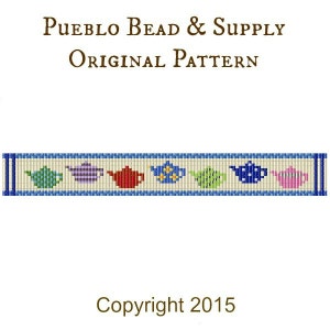 Può includere: Uno schema per braccialetto di perline con una fila di teiere colorate. Lo schema è intitolato "Pueblo Bead & Supply Original Pattern" e include l'anno di copyright 2015.