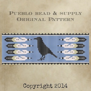 Puede incluir: Un patrón de abalorios en blanco y negro que representa un cuervo con plumas sobre un fondo azul. El patrón se titula "Pueblo Bead & Supply Original Pattern" y está protegido por derechos de autor 2014.