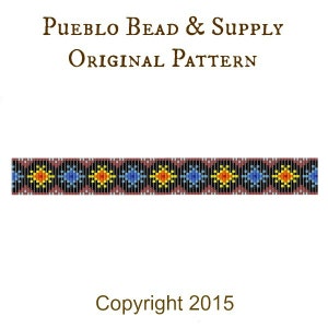 Op de afbeelding: Een kralenpatroon met zwarte, bruine, gele, blauwe en witte kralen. Het patroon is een herhalend ontwerp van sterren en cirkels. De tekst "Pueblo Bead & Supply Original Pattern" en "Copyright 2015" is opgenomen in de afbeelding.