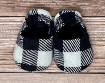 Zapatos de bebé a cuadros de búfalo, botines de bebé, mocasines para recién nacidos, regalo para bebés, regalo de baby shower, zapatos de tela, zapatillas para bebés, zapatos para niños pequeños