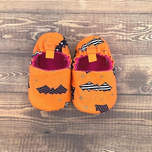Fledermaus Babyschuhe, Halloween Mokassins, Baby Geschenk, Baby-Dusche-Geschenk, Stoffschuhe, Säugling Hausschuhe, Kleinkind-Schuhe