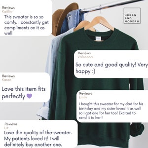 Pu&ograve; includere: Un maglione verde scuro a collo rotondo appeso a un appendiabiti. Il maglione &egrave; realizzato in un materiale morbido e confortevole. Le recensioni del maglione sono visualizzate nell'immagine, tra cui "So cute and good quality! Very happy :)" e "Love this item fits perfectly".