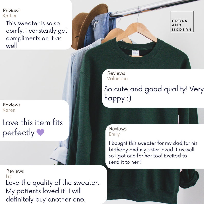 Pu&ograve; includere: Un maglione verde scuro a collo rotondo appeso a un appendiabiti. Il maglione &egrave; realizzato in un materiale morbido e confortevole. Le recensioni del maglione sono visualizzate nell'immagine, tra cui "So cute and good quality! Very happy :)" e "Love this item fits perfectly".