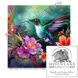 Könnte beinhalten: Ein leuchtender Kolibri mit grünen und blauen Federn sitzt auf einem Zweig mit rosa und roten Blüten. Der Hintergrund ist eine verschwommene grüne und blaue Landschaft.