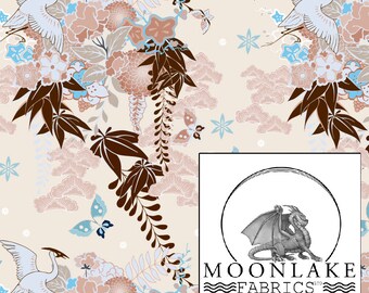 Puede incluir: Una tela beige con un patrón repetitivo de grullas blancas, flores rosas y azules, hojas marrones y mariposas. La tela tiene un logotipo blanco en la esquina inferior derecha que dice "Moonlake Fabrics".