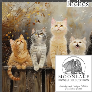 Peut inclure: Quatre chatons, un orange, un gris, un blanc et un noir, sont perchés sur une clôture en bois, regardant des feuilles qui tombent. L'arrière-plan est une scène d'automne douce et tamisée avec une légère couche de neige. L'image est intitulée "MOONLAKE FABRICS Tissus sur mesure et personnalisés Imprimés sur commande".