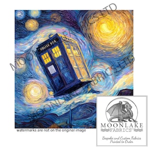 Puede incluir: Una cabina de policía azul, que recuerda a la TARDIS de Doctor Who, sobre un cielo nocturno estrellado y arremolinado al estilo de "La noche estrellada" de Van Gogh. La caja tiene el texto "POLICE BOX" en la parte superior. La imagen incluye el logotipo de Moonlake Fabrics.