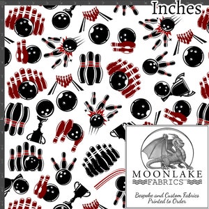 以下が含まれることがあります： 黒と赤のボーリングをテーマにした白い生地。パターンには、ボーリングピン、ボーリングボール、トロフィーが含まれています。画像の下部には「MOONLAKE FABRICS」というテキストがあります。会社名の下には「特注およびカスタム生地、注文に応じて印刷」というテキストがあります。