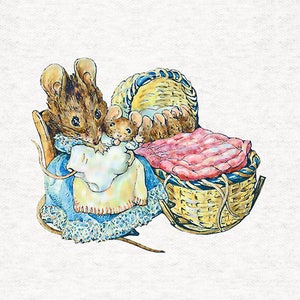 Pode incluir: Um rato castanho com um vestido azul está sentado em uma cadeira, segurando um pano branco e olhando para um rato bebê em uma cesta de vime. O rato bebê está vestindo um vestido branco e tem um cobertor rosa.