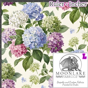 Könnte beinhalten: Ein Stoffdruck mit einem sich wiederholenden Muster aus Hortensienblüten in Blau-, Rosa-, Lila- und Grüntönen auf cremefarbenem Grund. Ein Logo in der Ecke zeigt eine Drachenillustration mit dem Text MOONLAKE FABRICS LTD.