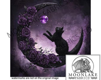 Puede incluir: Un gato negro se sienta en una luna creciente con rosas y enredaderas moradas. Una gema púrpura cuelga de la luna.