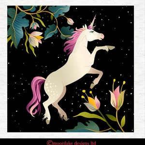 Einhorn mit hübschen Blumen auf schwarzem | Stoff Handwerk Panels aus 100% Baumwolle oder Polyester