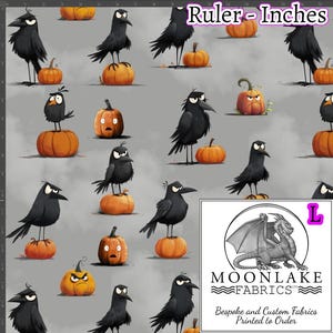 Può includere: Un motivo di tessuto grigio con corvi dei cartoni animati appollaiati su zucche arancioni. I corvi hanno espressioni arrabbiate. Il tessuto include anche il testo "Ruler - Inches" e un logo per Moonlake Fabrics.