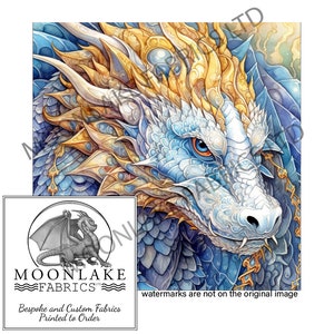 Peut inclure: Gros plan sur le visage d'un dragon blanc avec des écailles bleues et dorées. L'œil du dragon est bleu vif, et sa gueule est légèrement ouverte, révélant des dents acérées. La tête du dragon est tournée sur le côté, et son expression est féroce.