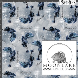 Puede incluir: Un diseño de tela sin costuras que presenta un patrón repetitivo de cuervos azules con las alas extendidas, volando sobre un fondo gris claro con rayos blancos y la palabra "Nevermore" repetida a lo largo. La tela está diseñada por Moonlake Fabrics.