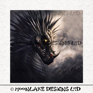 Puede incluir: Primer plano de la cabeza de un dragón negro con dientes afilados y ojos amarillos brillantes. El dragón está sobre un fondo oscuro y nublado.
