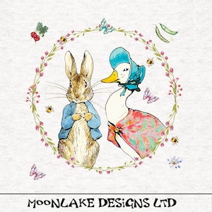 Può includere: Un'illustrazione ad acquerello di Peter Rabbit e Jemima Puddle-Duck in una ghirlanda di fiori. Peter Rabbit indossa una giacca blu e Jemima Puddle-Duck indossa un vestito rosa e un berretto blu. L'illustrazione è circondata da una ghirlanda di fiori rosa, foglie verdi e farfalle.