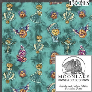 Op de afbeelding: Turquoise stof met een Halloween-thema print met pompoenen, heksen, clowns en vleermuizen. De stof is bedrukt met de tekst "MOONLAKE FABRICS" en "Bespoke and Custom Fabrics Printed to Order".