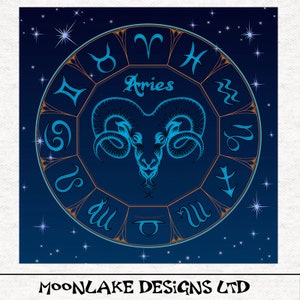 Könnte beinhalten: Ein blaues und goldenes Zodiakrad mit dem astrologischen Symbol für Widder in der Mitte. Der Hintergrund ist dunkelblau mit weißen Sternen. Der Text "Aries" steht in der Mitte des Rades.