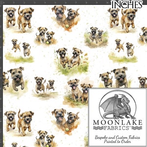 Op de afbeelding: Een witte stof met een herhalend patroon van bruine en witte border terrier honden die rennen en spelen met een tennisbal. De stof is bedrukt met aquarel-achtige illustraties. De tekst "MOONLAKE FABRICS" is in zwart gedrukt aan de onderkant van de afbeelding. De tekst "Op maat gemaakte en aangepaste stoffen Gedrukt op bestelling" is in zwart gedrukt onder de bedrijfsnaam.