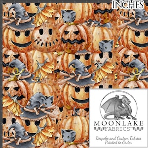 Könnte beinhalten: Ein nahtloses Muster mit orangefarbenen und braunen Kürbissen mit verschiedenen Gesichtsausdrücken, darunter lächelnd, stirnrunzelnd und gruselig. Die Kürbisse sind mit Hexenhüten, Sonnenblumen und kleinen grauen Mäusen verziert. Der Hintergrund ist hellbraun mit einer dezenten gesprenkelten Textur.