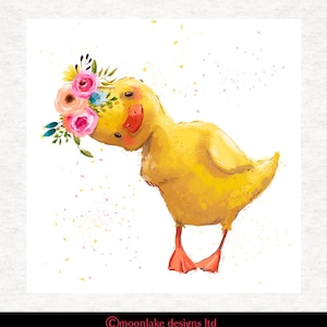Pode incluir: Um patinho amarelo com uma coroa de flores rosa e azul. O patinho está em pé sobre um fundo branco com um padrão de confete rosa claro e amarelo.