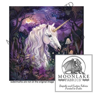 Puede incluir: Un unicornio blanco con un cuerno dorado se encuentra en un bosque oscuro con flores moradas y hongos. El fondo es un cielo morado oscuro con estrellas y una luna creciente.