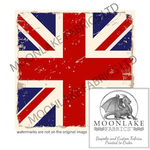 Könnte beinhalten: Eine verwitterte Vintage-Union-Jack-Flagge mit weißem Hintergrund, rotem Kreuz und blauen Diagonalen. Die Flagge hat einen abgenutzten und verblassten Look, der ihr ein rustikales Aussehen verleiht.