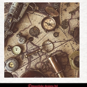 Puede incluir: Un mapa vintage con brújula antigua, relojes de bolsillo, lupa y telescopio. El mapa es de color marrón y crema con tinta descolorida. La brújula es dorada con una aguja negra. Los relojes de bolsillo son plateados y dorados con esferas de números romanos. La lupa es redonda y tiene un mango de latón. El telescopio es de latón y tiene un cañón largo.