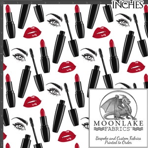 Peut inclure: Un tissu blanc avec un motif répété de bâtonnets de mascara noirs, de lèvres rouges et de tubes de rouge à lèvres noirs. Le tissu a un logo noir et blanc pour Moonlake Fabrics, avec le texte "Tissus sur mesure et personnalisés Imprimés à la demande".