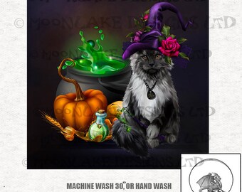 Puede incluir: Un gato negro con un sombrero de bruja morado con una rosa rosa, sentado junto a un caldero con líquido verde, una calabaza y una botella. El fondo es negro.