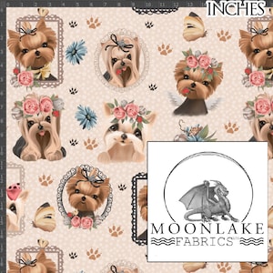Può includere: Un tessuto beige con un motivo ripetitivo di Yorkshire Terrier che indossano corone di fiori e fiocchi. I cani sono incorniciati in cornici ornate in bianco e nero. Il tessuto ha anche un motivo ripetitivo di impronte di zampe e farfalle.