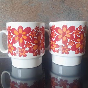 Cups x 2, mugs, gorgeous retro design, flower power, 1970s pair, great gift, tea coffee, office mugs, stacking, orange, slight imperfection