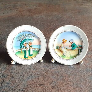 Emplacements anciens pour mini assiettes, porte-cartes, décorations, seulement 5,5 cm de haut, deux petites filles avec des parasols, un garçon et une fille jouant, doré