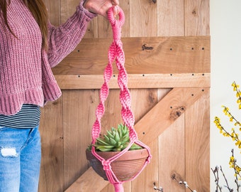 Macrame plant hanger / hanging planter / Succulent planter / Plant holder / Plant hanger / Modern macrame / Gift for her / Housewarming gift