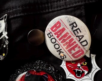 Read Banned Books Pin – Book Lover Button