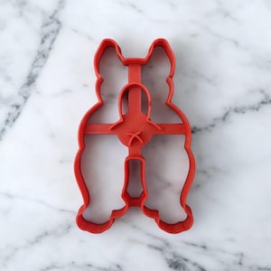 Puede incluir: Cortador de galletas de plástico rojo en forma de dos personas que se toman de la mano.