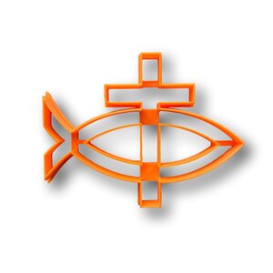 Puede incluir: Cortador de galletas de plástico naranja en forma de símbolo ichthys cristiano con una cruz en su interior.