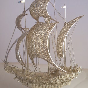 Caravel voilier en filigrane d’argent très précis dans les petits détails