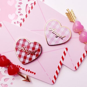 Broche de esmalte com letra de amor | Vermelho ou rosa | Presentes para o Dia dos Namorados Broche com estampa de coração