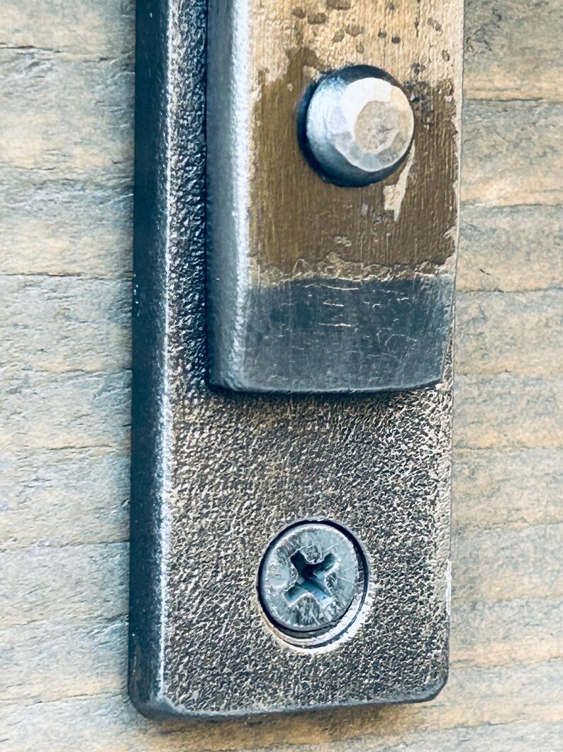 Close-up of arc end-bevel and hammer-set rivet with hand-hammered faceting to rivet head.