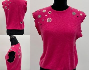 Hot pink Cashmere vest mended with needle felted circles in gray, white and black. Size M