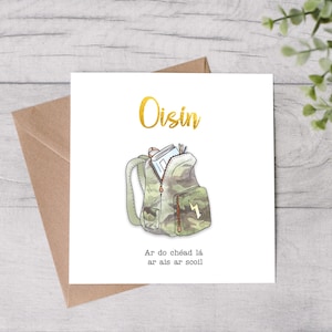 Cartão personalizado de volta às aulas em língua irlandesa, cartão de mochila camuflada, cartão irlandês, volta às aulas, início das aulas