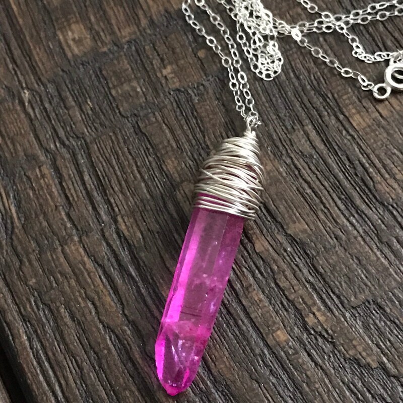 RG MAGENTA MEDALLION NECKLACE