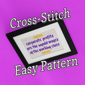Könnte beinhalten: Ein schwarzer Rahmen mit einem Kreuzstich-Muster auf weißem Stoff und violettem Text, der "corporate profits are the unpaid wages of the working class" lautet. Der Rahmen befindet sich auf einem leuchtend rosa Hintergrund. Der Text "Easy Pattern" befindet sich unter dem Rahmen.