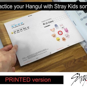 Ćwiczenie tekstów Stray Kids w drukowanej ulotce w języku koreańsko-Hangul