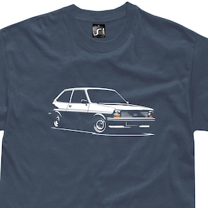 Może przedstawiać: Koszulka w kolorze granatowym z białym konturem klasycznego Forda Fiesty.