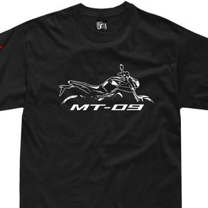 Puede incluir: Camiseta negra con una silueta blanca de una motocicleta y el texto "MT-09" impreso en la parte delantera.